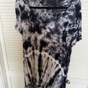 Women's Black & White Tie-Dye Scoop Neck Top